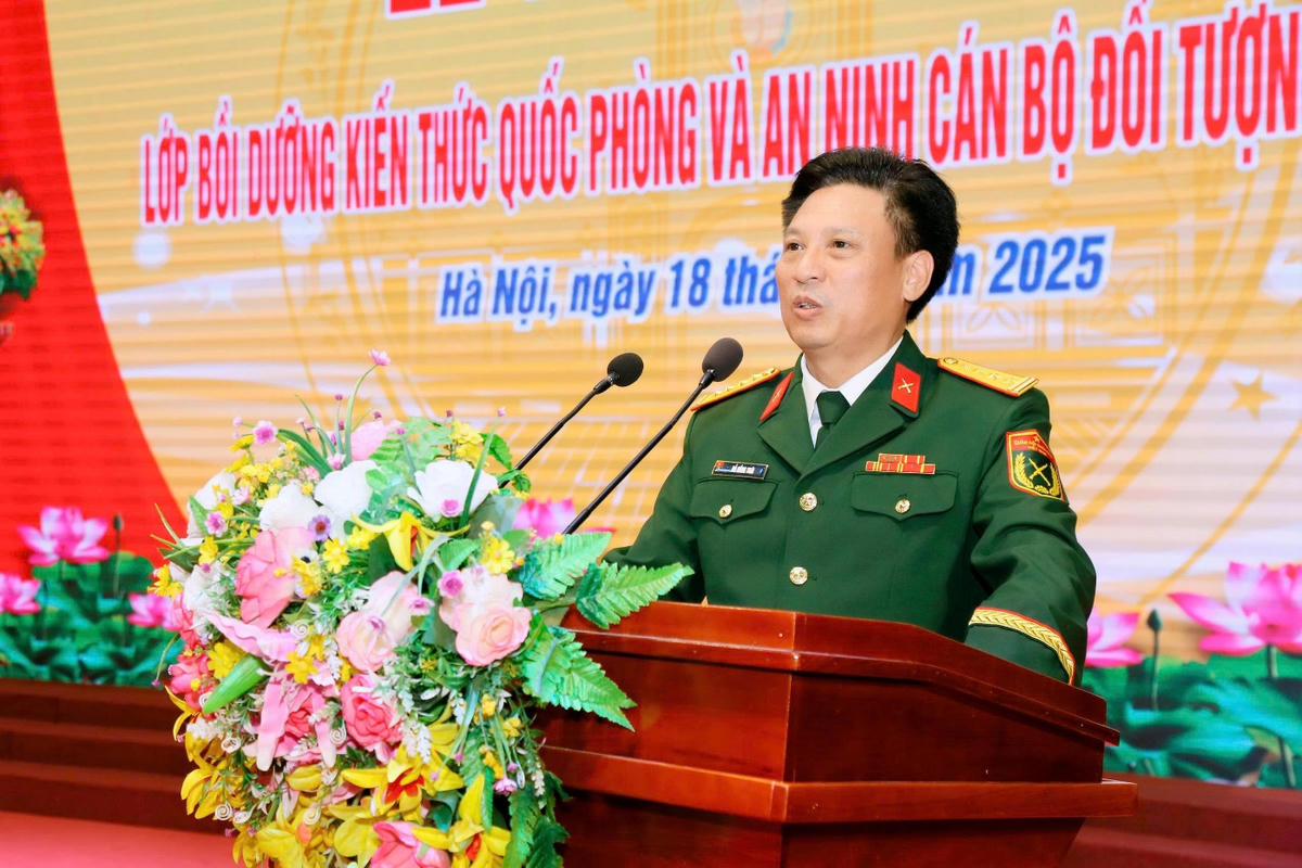 Đại diện Ban Giám hiệu Trường Quân sự Bộ Tư lệnh Thủ đô. 