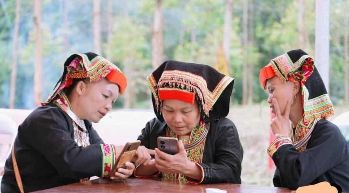 Người dân vùng sâu, vùng xa có thể tham gia các khóa đào tạo nghề trực tuyến, tiếp cận thông tin thị trường thông qua điện thoại thông minh. Ảnh: Bộ KHCN