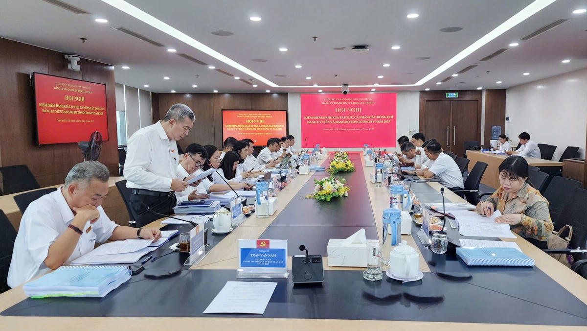 Đồng chí Nguyễn Văn Thanh - Phó Bí thư Đảng ủy, Tổng Giám đốc Tổng công ty báo cáo tại Hội nghị.