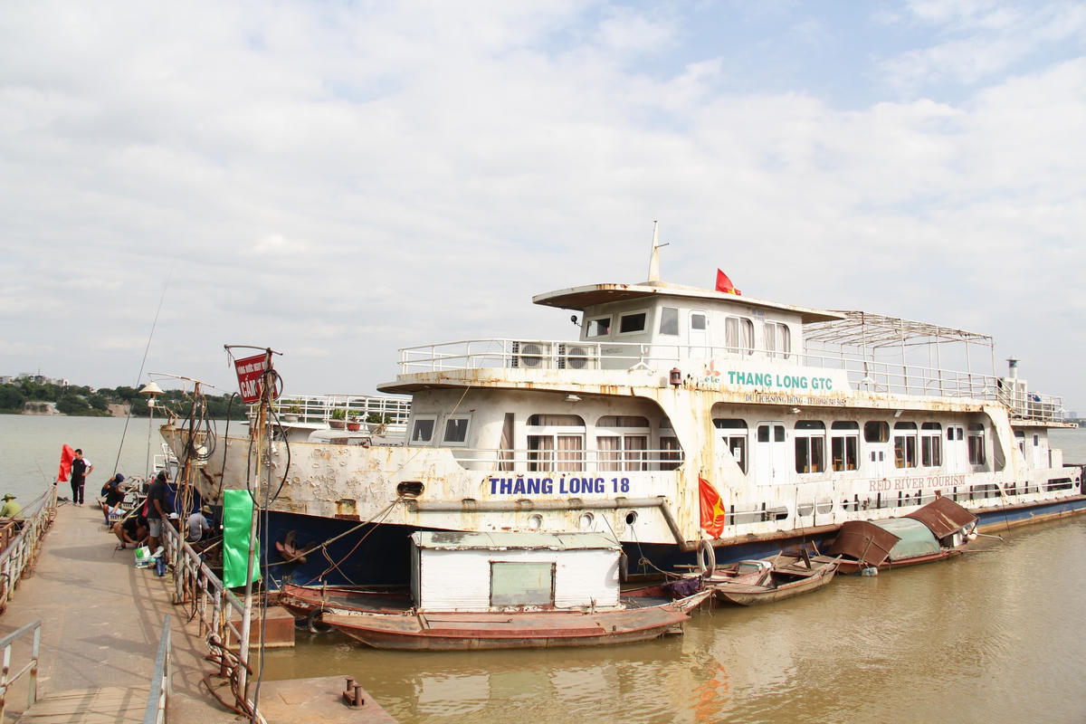 Mặc dù có tiềm năng lớn cho phát triển ngành công nghiệp không khói nhưng hiện nay du lịch sông Hồng vẫn chưa thực sự khởi sắc.	Ảnh: P. Sỹ.