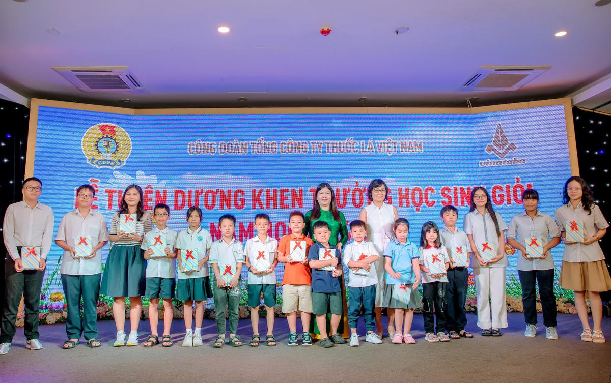 Bà Nguyễn Thị Thúy Hồng và bà Nguyễn Diệu Hương, Phó Tổng Giám đốc TCT trao phần thưởng cho các cháu