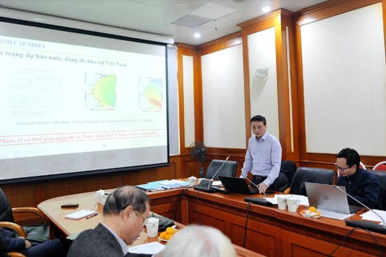 PGS. TS. Nguyễn Bá Thủy thay mặt nhóm nghiên cứu trình bày tóm tắt các nội dung nghiên cứu và kết quả của nhiệm vụ.