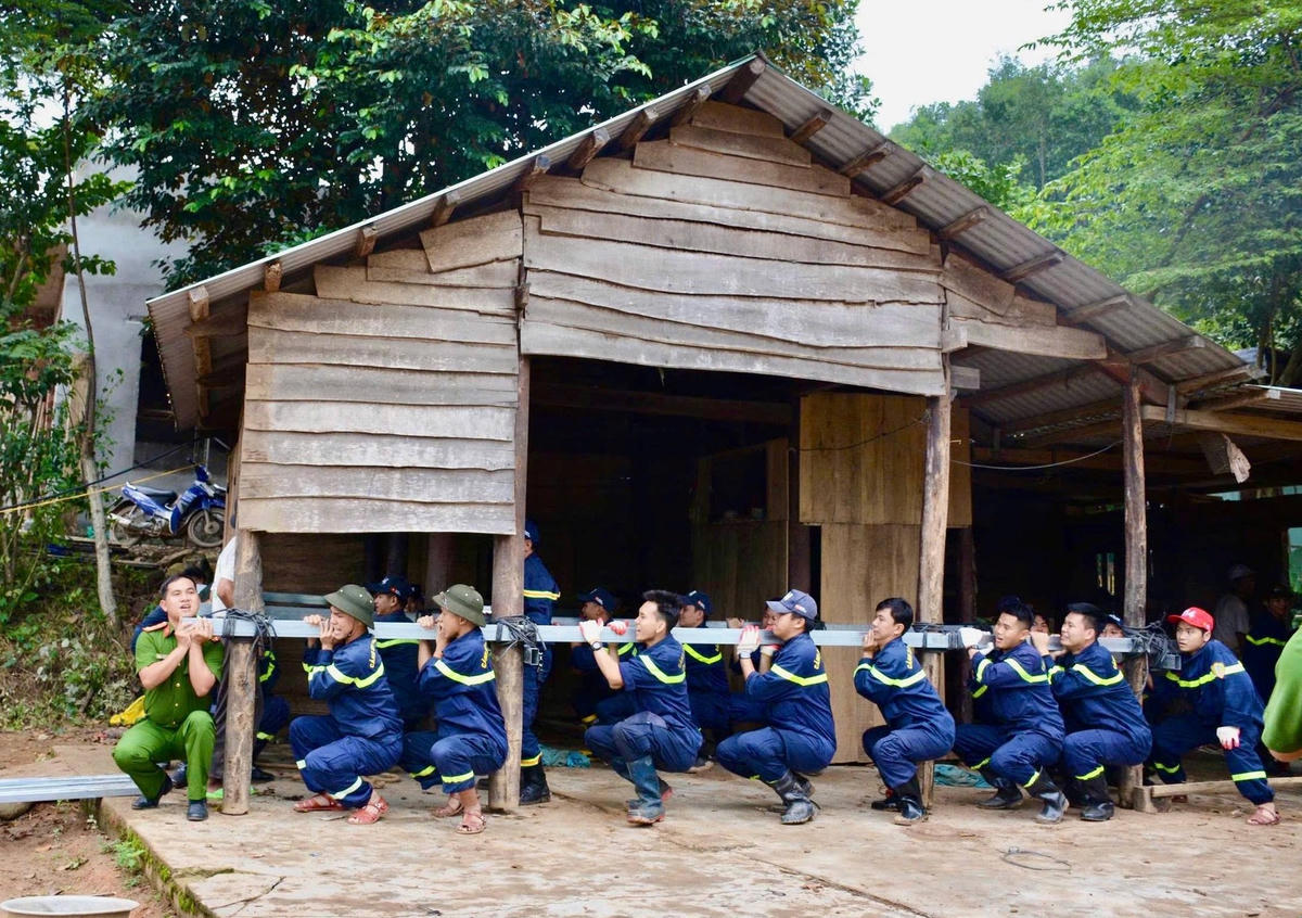 Lực lượng Công an giúp người dân di chuyển nhà đến vị trí an toàn. Ảnh: CV.