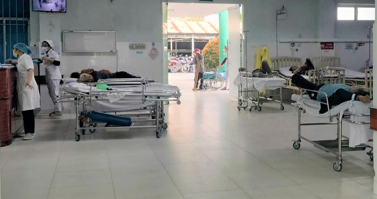 Các y, bác sĩ của BVĐK Quảng Nam cấp cứu cho các bệnh nhân trong vụ TNGT trên cao tốc Đà Nẵng-Quảng Ngãi. Ảnh: Chí Đại.