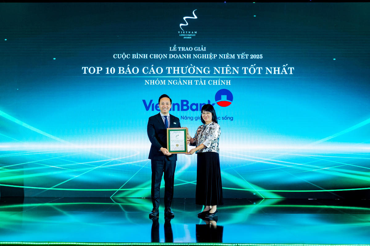 Ông Vương Huy Đông – Phó Ban Thư ký HĐQT &amp; QHCĐ nhận giải thưởng “Top 10 Báo cáo thường niên tốt nhất nhóm ngành Tài chính”