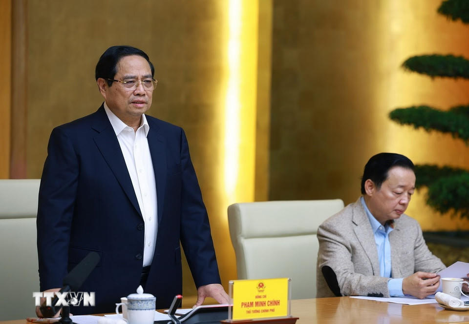 Thủ tướng Phạm Minh Chính chủ trì họp triển khai “Chiến dịch Quang Trung” thần tốc xây dựng nhà ở cho các gia đình bị thiệt hại do thiên tai tại miền Trung. (Ảnh: Dương Giang/TTXVN)