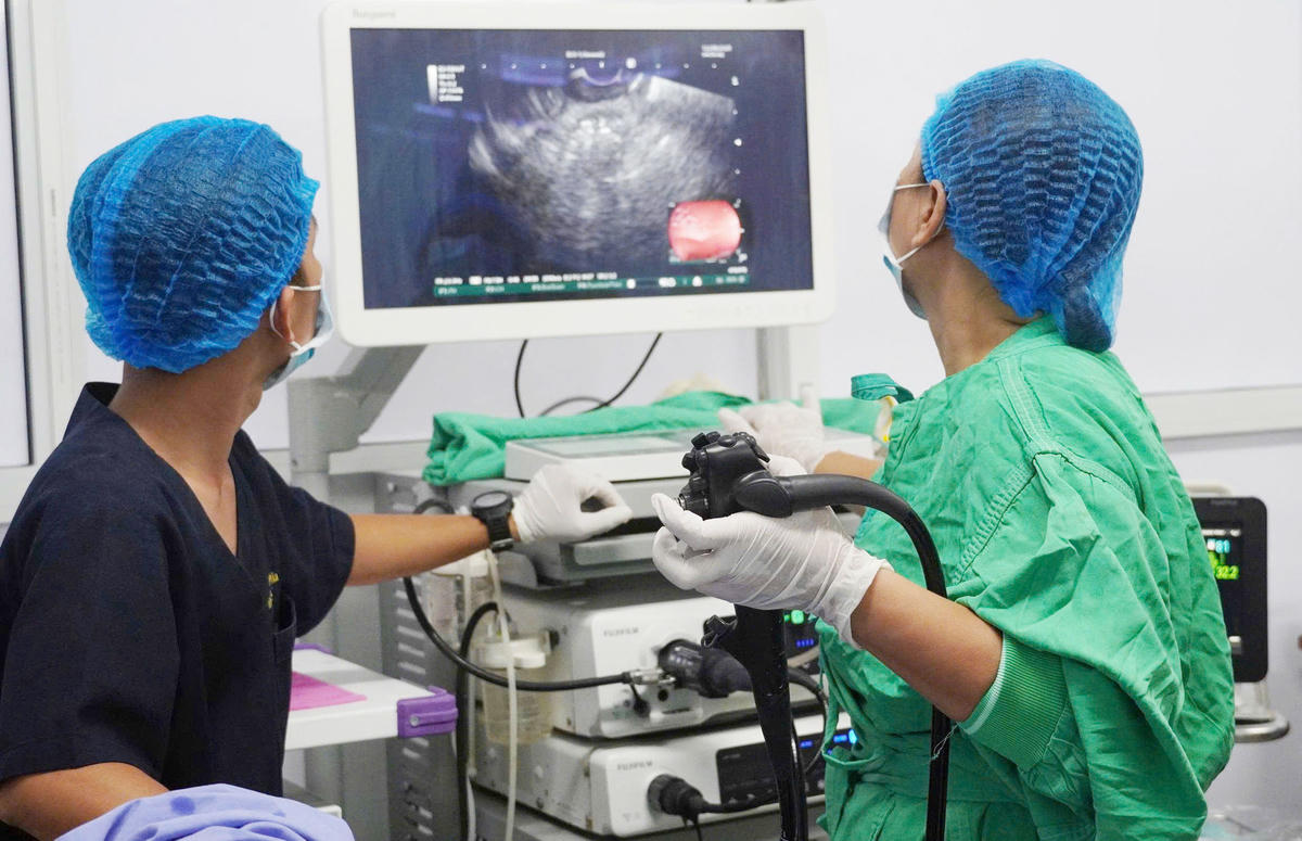 Ê kíp bệnh viện đang thực hiện nội soi siêu âm bằng kỹ thuật tiến tiến để đặt&nbsp;stent LAMS vào dạ dày bệnh nhân. Ảnh BV