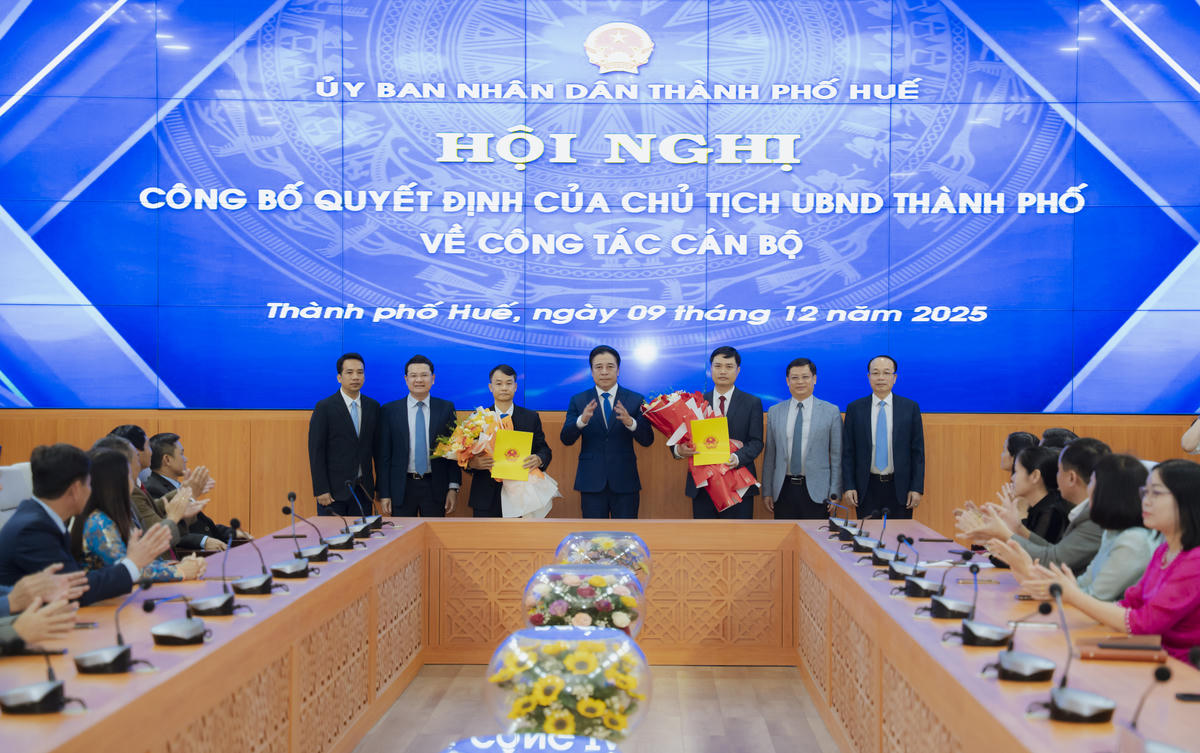 Lãnh đạo thành phố Huế trao quyết định và tặng hoa chúc mừng các cán bộ được bổ nhiệm. Ảnh: Đ.H.