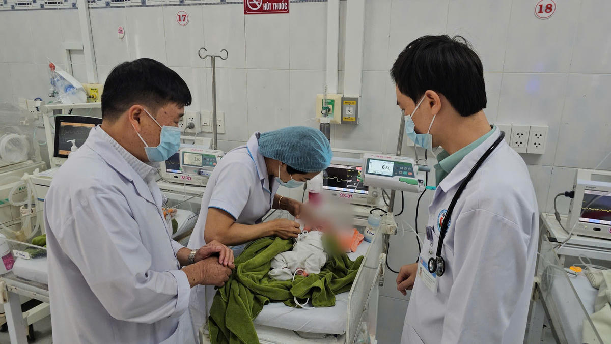 Các bác sĩ thăm khám cho bé gái bị bỏ rơi. Ảnh: CV.