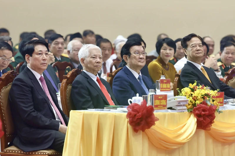 Chủ tịch nước Lương Cường và các nguyên lãnh đạo Đảng, Nhà nước tham dự Lễ kỷ niệm. Ảnh: Báo Quân khu 7.