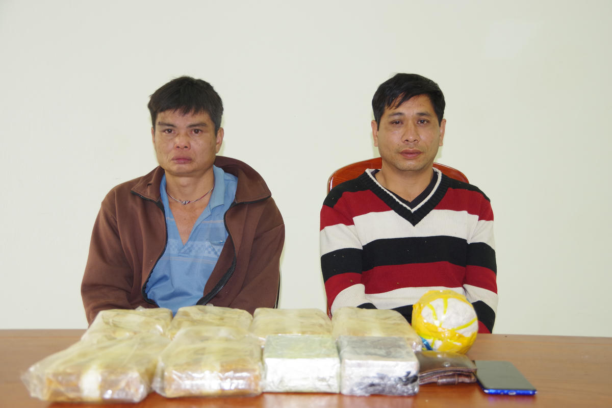 2 đối tượng bị bắt cùng tang vật. Ảnh: L.L