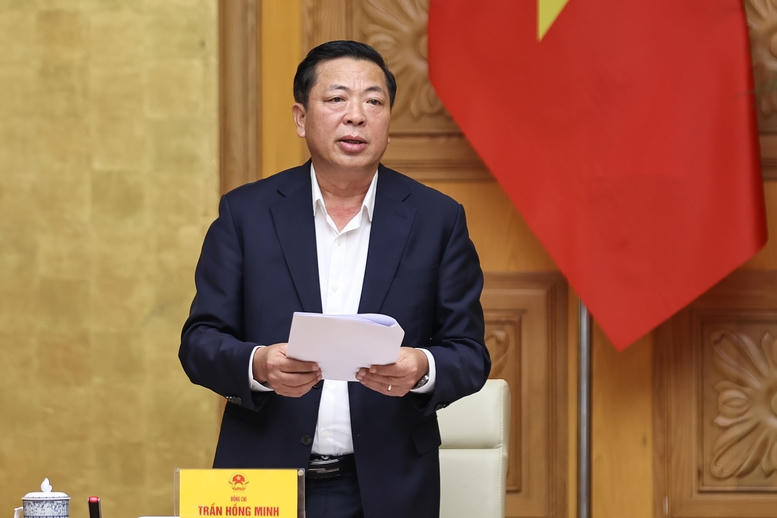 Bộ trưởng Bộ Xây dựng Trần Hồng Minh báo cáo tại phiên họp. Ảnh: Nhật Bắc