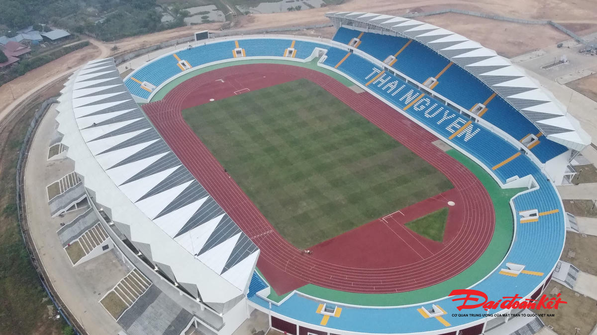 Sân với sức chứa là 22.000 chỗ ngồi, có hệ thống mái che. Ảnh: Toán Nguyễn.