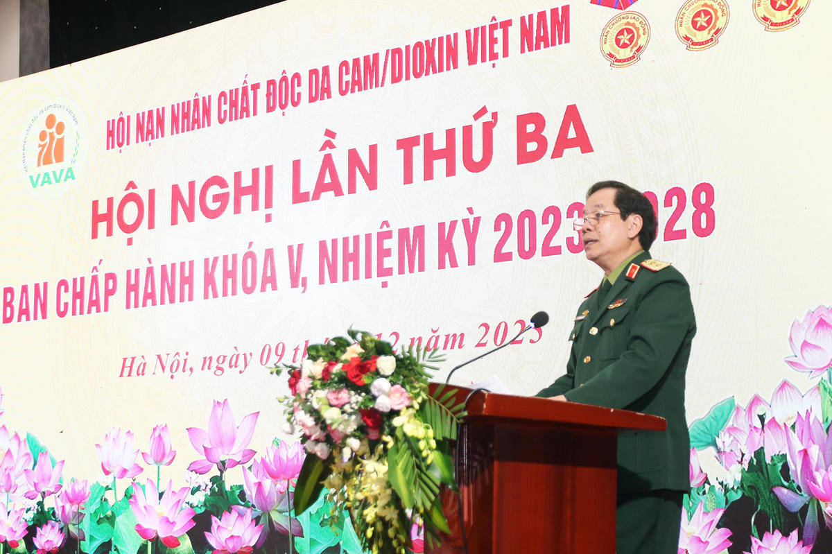 Trung tướng Nguyễn Hữu Chính, Chủ tịch Hội Nạn nhân chất độc da cam/dioxin Việt Nam phát biểu tại Hội nghị.