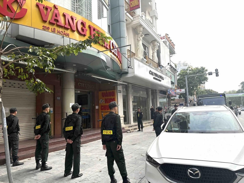 Lực lượng cảnh sát có mặt tại Công ty vàng bạc Kim Chung, phố Lê Hoàn, phường Hạc Thành.&nbsp;