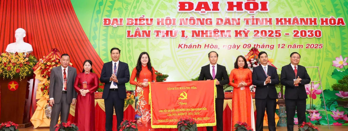 Ông Nguyễn Khắc Hà, Phó Bí thư Tỉnh ủy, Chủ tịch Ủy ban MTTQ Việt Nam tỉnh Khánh Hòa trao bức trướng của Tỉnh ủy chúc mừng đại hội. (ảnh X.H)


