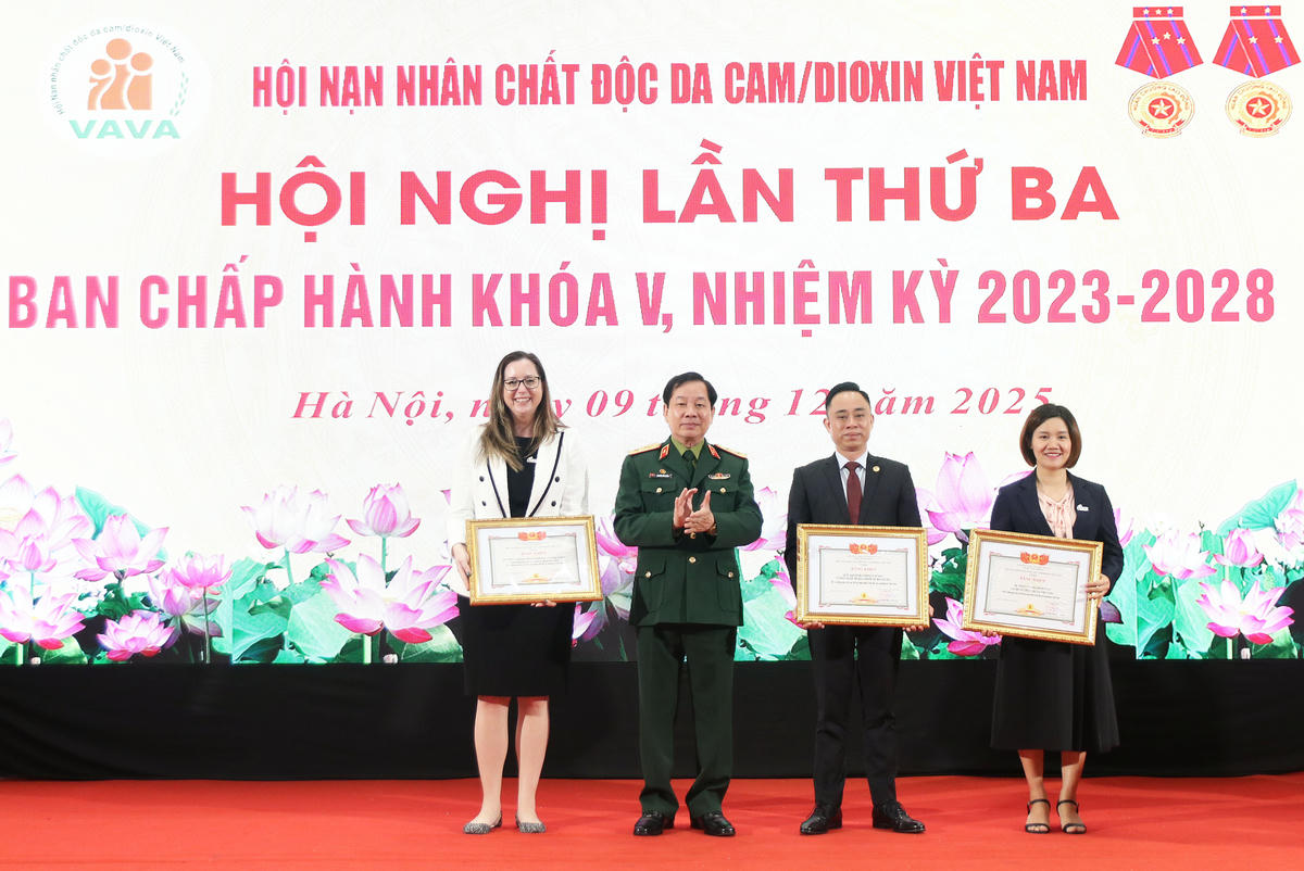 Trung tướng Nguyễn Hữu Chính trao tặng Bằng khen cho các tập thể, cá nhân&nbsp;có nhiều đóng góp tích cực, nỗ lực hỗ trợ nạn nhân chất độc da cam.