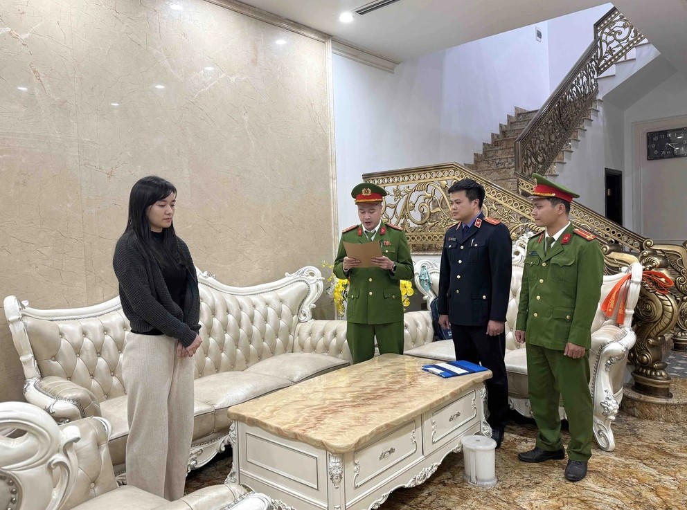 Cơ quan cảnh sát điều tra tống đạt quyết định khởi tố, bắt tạm giam đối với Nguyễn Thu Nga.