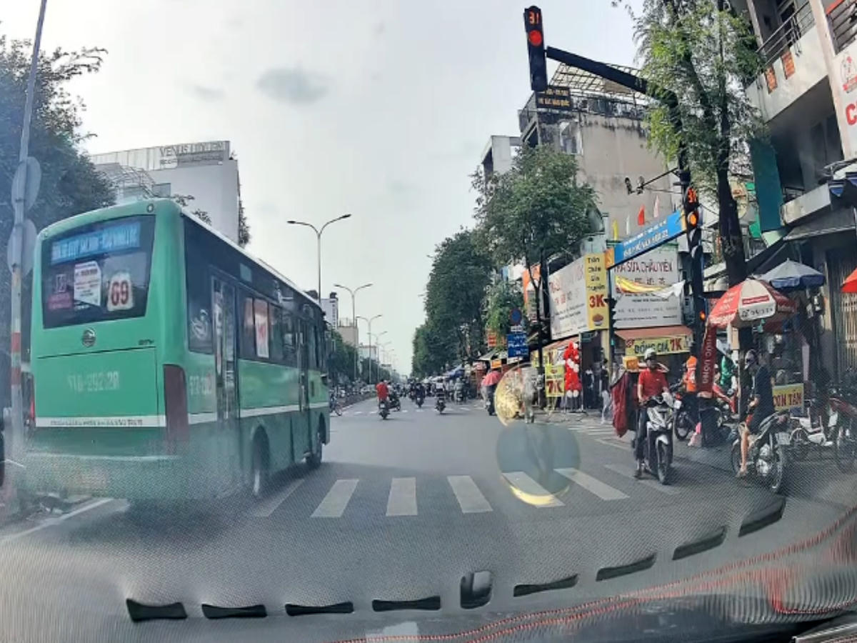 Hình ảnh xe buýt số 69 chạy khi tín hiệu đèn đỏ vẫn còn hơn 30 giây. Ảnh: cắt từ clip.