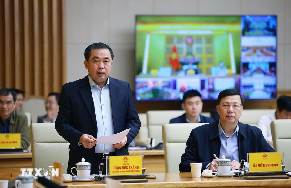 Bộ trưởng Bộ Nông nghiệp và Môi trường Trần Đức Thắng báo cáo kết quả thực hiện “Chiến dịch Quang Trung” xây dựng, sửa chữa nhà cho nhân dân sau bão, lũ. (Ảnh: Dương Giang/TTXVN)