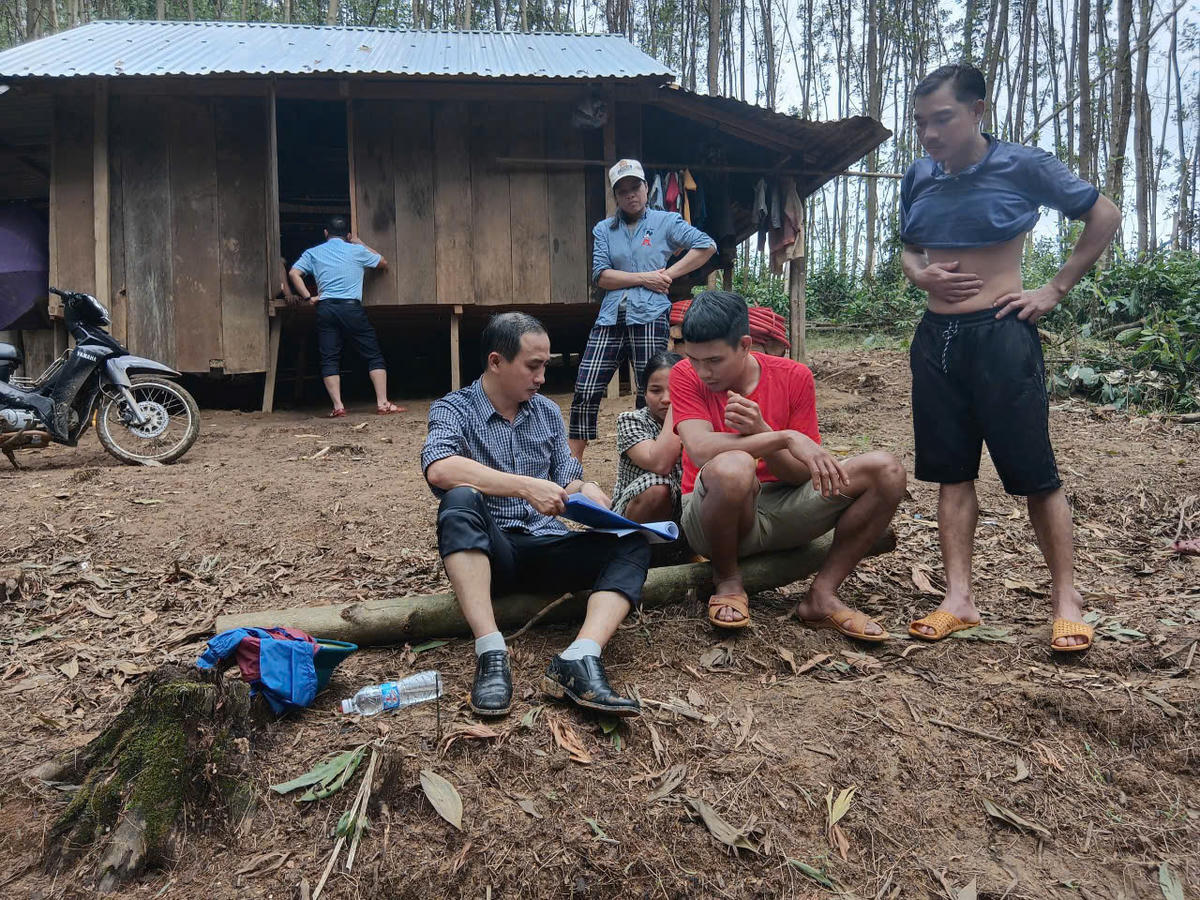 Ông Nguyễn Hồng Lai, Bí thư Đảng ủy xã Trà Tân trao đổi việc xây nhà với người dân. Ảnh: CV.