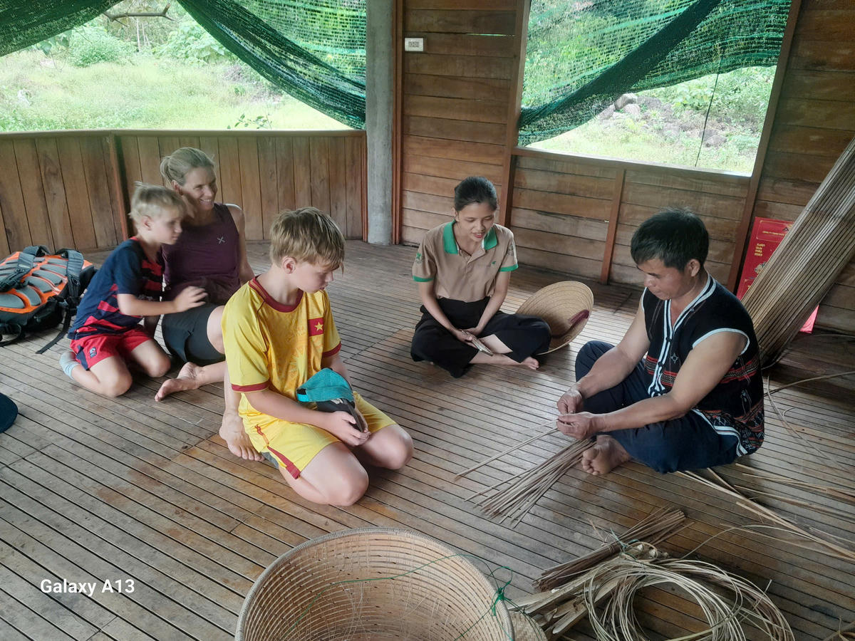 Du khách trải nghiệm nghề đan lát truyền thống của đồng bào Cơ Tu tại thôn Dỗi.