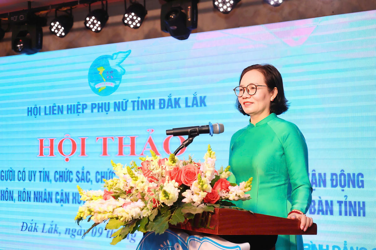 Bà Nguyễn Thị Hồng Thái, Phó Chủ tịch Ủy ban MTTQ Việt Nam tỉnh, Chủ tịch Hội LHPN tỉnh Đắk Lắk phát biểu tại hội thảo.