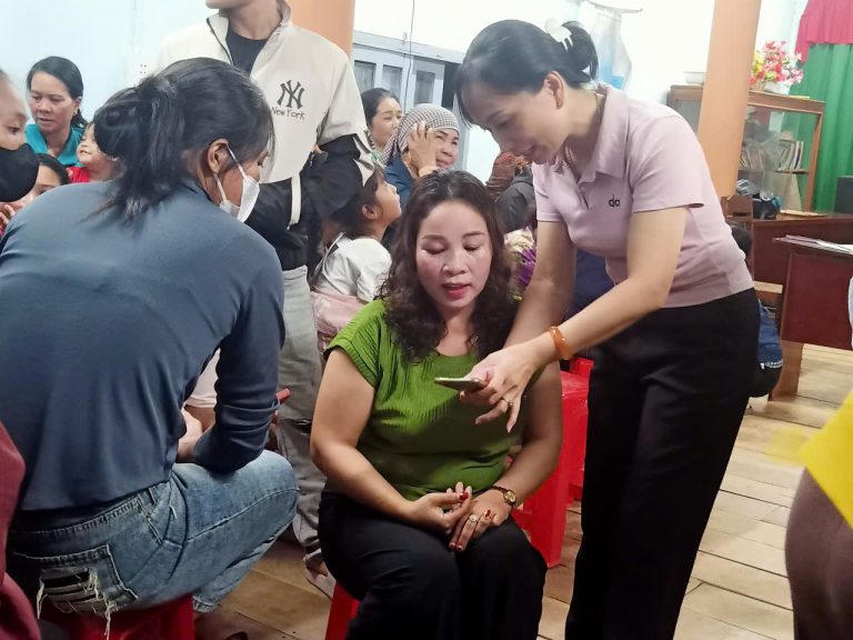 Tổ tuyên truyền chuyển đổi số của xã Hòa Sơn đã trực tiếp xuống từng thôn, buôn, mang theo tinh thần gần dân, hướng dẫn bà con cài đặt và sử dụng ứng dụng “Đắk Lắk số” – nền tảng phục vụ cho người dân trong các hoạt động hành chính, thương mại và đời sống hằng ngày.&nbsp;Ảnh: hoason.gov.vn