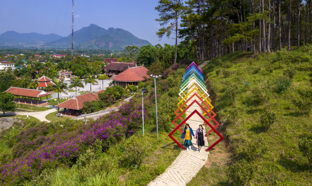 Du khách đến tham quan tại A Lưới 2. Ảnh: ALuoi2.