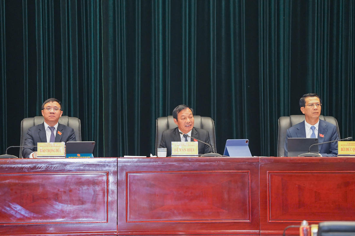Phó Bí thư Thành ủy, Chủ tịch HĐND thành phố Lê Văn Hiệu (giữa) kết luận nội dung chất vấn. Ảnh: ĐT.&nbsp;
