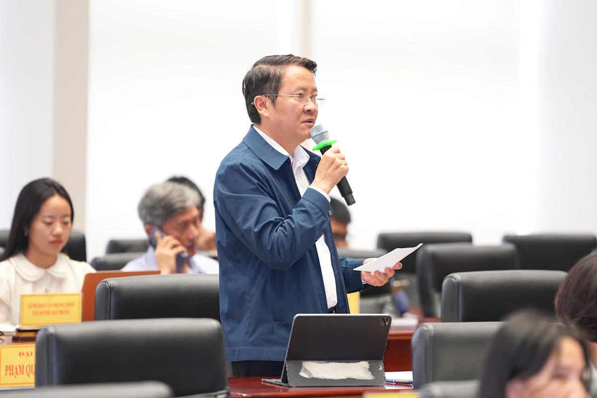 Đại biểu Nguyễn Văn Kính chất vấn Giám đốc Sở Giáo dục &amp; Đào tạo TP Hải Phòng. Ảnh: ĐT.