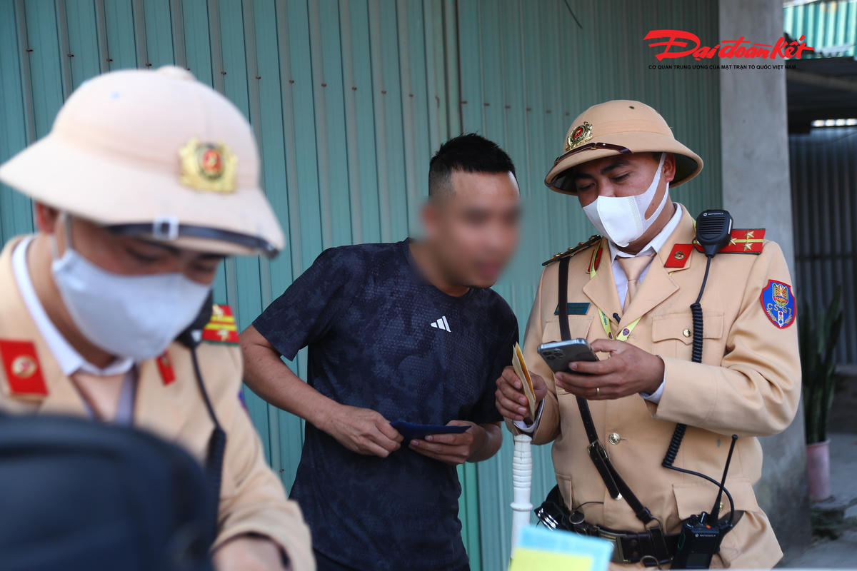 Đại úy Nguyễn Bá Trường, Phó Đội trưởng Đội CSGT đường bộ số 12 cho biết,&nbsp;đơn vị đã triển khai kế hoạch tuần tra kiểm soát cao điểm, tập trung xử lý nhóm lỗi nguy hiểm trực tiếp ảnh hưởng đến an toàn giao thông, trong đó vi phạm tốc độ được coi là trọng tâm. Để đảm bảo tính khách quan và chính xác, lực lượng chức năng sử dụng các thiết bị đo tốc độ chuyên dụng, ghi lại hình ảnh vi phạm trước khi yêu cầu phương tiện dừng lại để kiểm tra, lập biên bản.