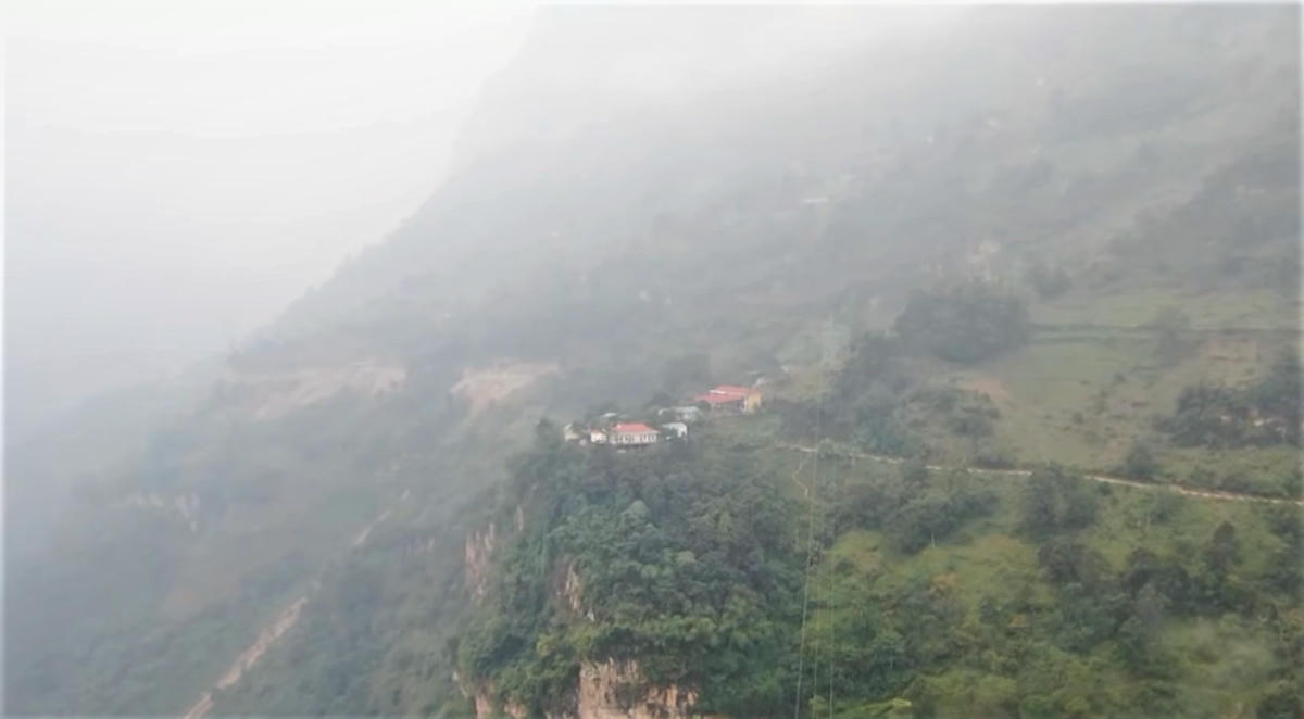 Do ảnh hưởng của thiên tai trên địa bàn xã&nbsp;Pà Vầy Sủ xuất hiện nhiều điểm nứt nguy hiểm. Ảnh: Đ.S.