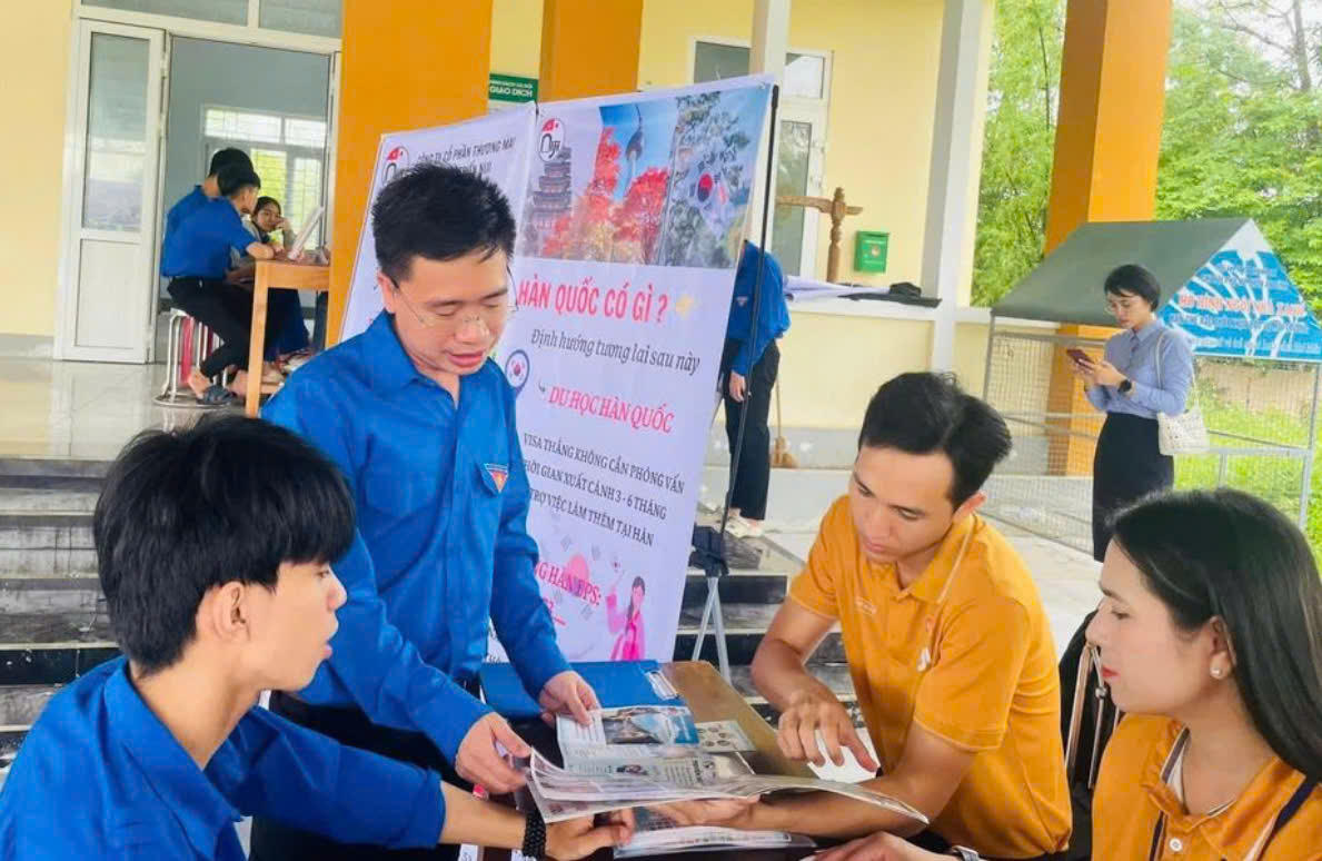 Phiên giao dịch việc làm lưu động được Đoàn thanh niên xã Hiếu Giang tổ chức thu hút hàng trăm người lao động, thanh niên đến tìm hiểu. Ảnh: quangtrionline