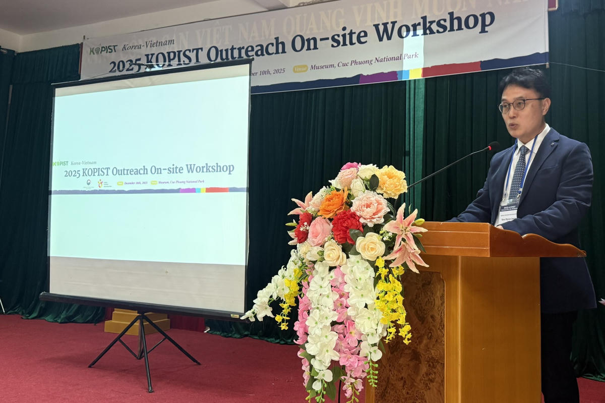 Ông You Hyun Jang - Vụ trưởng vụ hợp tác Quốc tế Tổng cục Du lịch Hàn Quốc phát biểu tại hội thảo. Ảnh: Ninh Bình