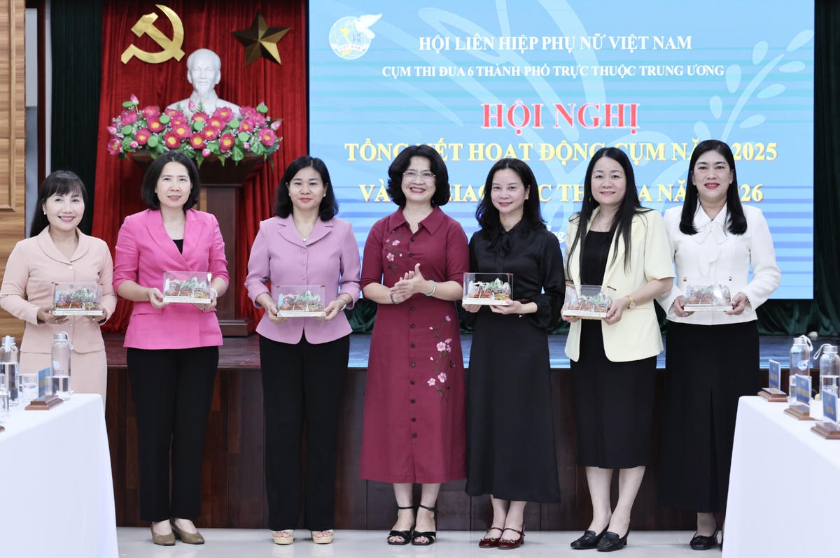 Bà Nguyễn Thị Tuyến (thứ 3 từ trái qua), Phó Chủ tịch UBTƯ MTTQ Việt Nam, Chủ tịch Hội LHPN Việt Nam, chúc mừng thành công của Hội nghị.