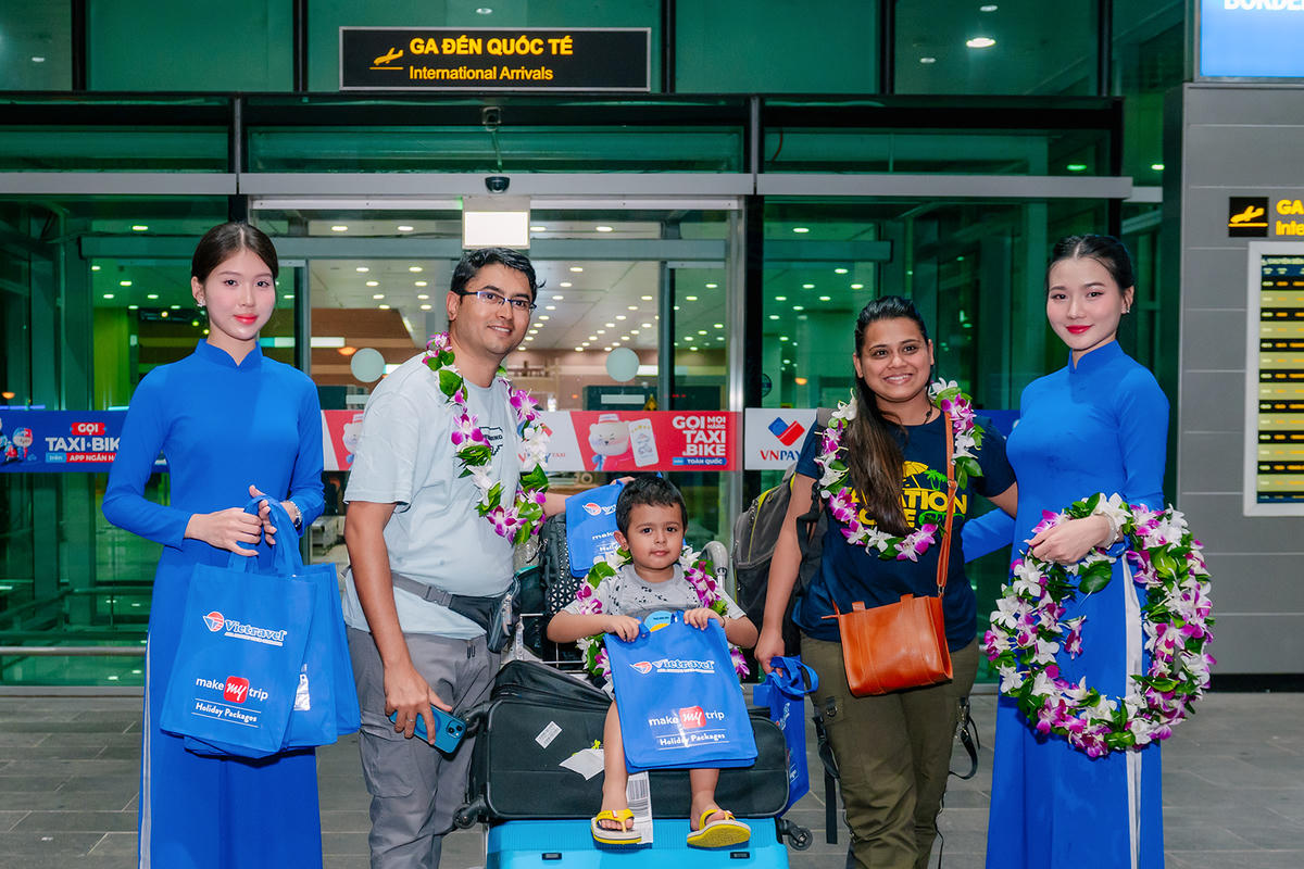 Một gia đình khách Ấn Độ đáp chuyến bay xuống Cảng hàng không quốc tế Phú Quốc đón đoàn khách Ấn Độ. Ảnh Nguyễn Minh.