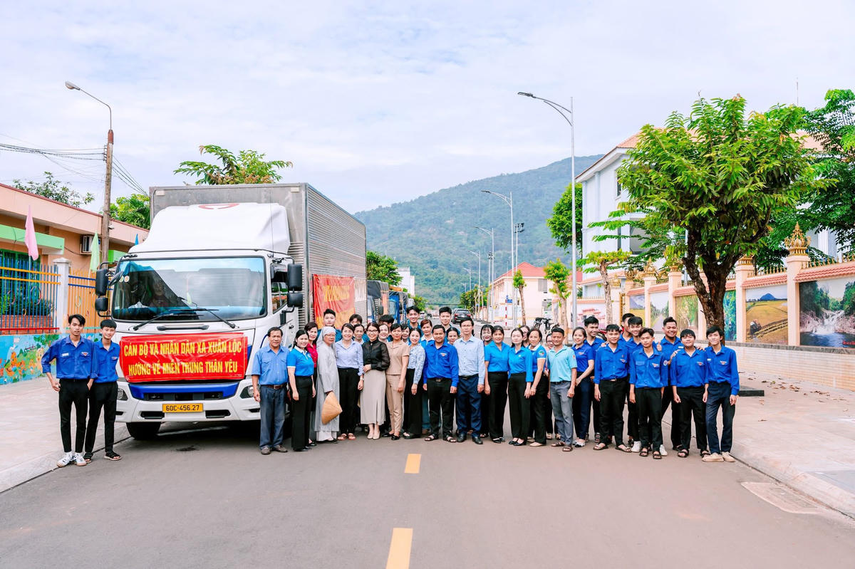 Đoàn cứu trợ chụp hình lưu niệm. Ảnh: N.N