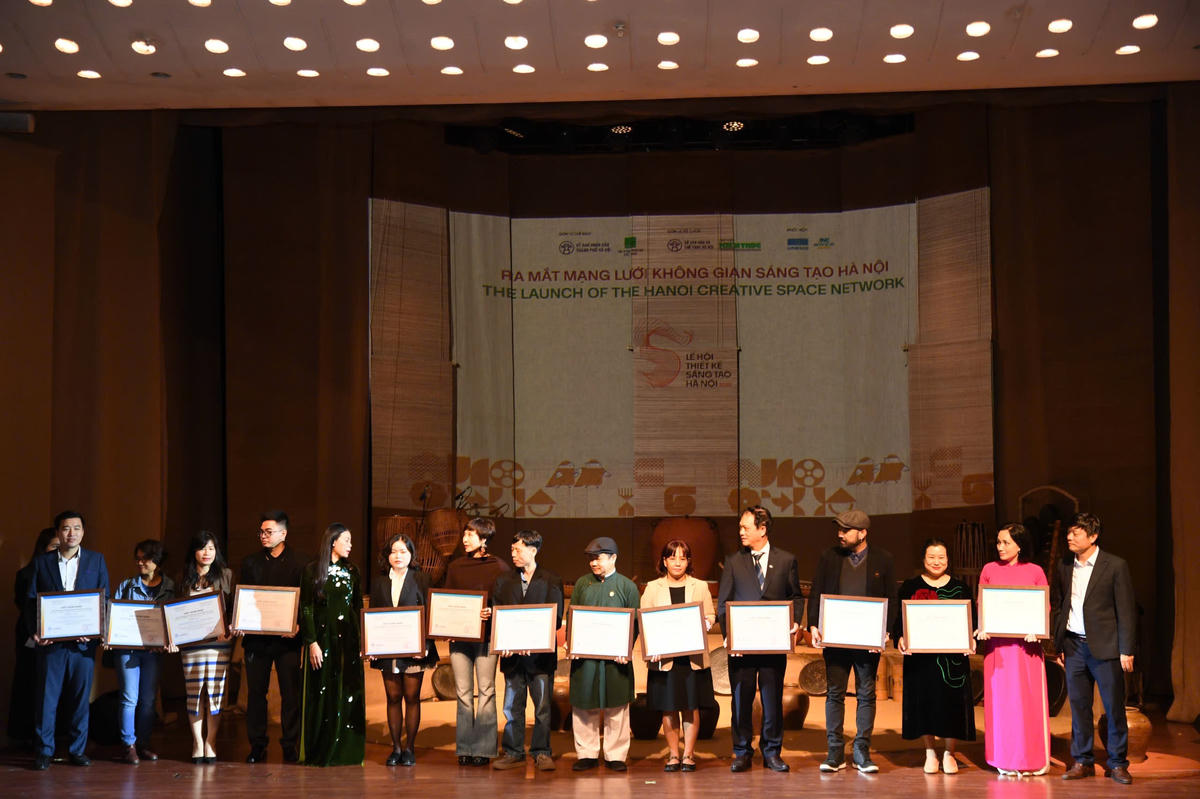 Tại Lễ công bố khung hoạt động Lễ hội TKST Hà Nội 2026, Sở Văn hoá và Thể thao Hà Nội đã công bố Quyết định và trao Chứng nhận Không gian văn hóa sáng tạo Hà Nội cho 82 không gian văn hóa sáng tạo đáp ứng đầy đủ các tiêu chí theo Bộ Tiêu chí phân loại, đánh giá các Không gian tham gia Mạng lưới Không gian văn hóa sáng tạo Hà Nội. Ảnh: Phạm Sỹ.