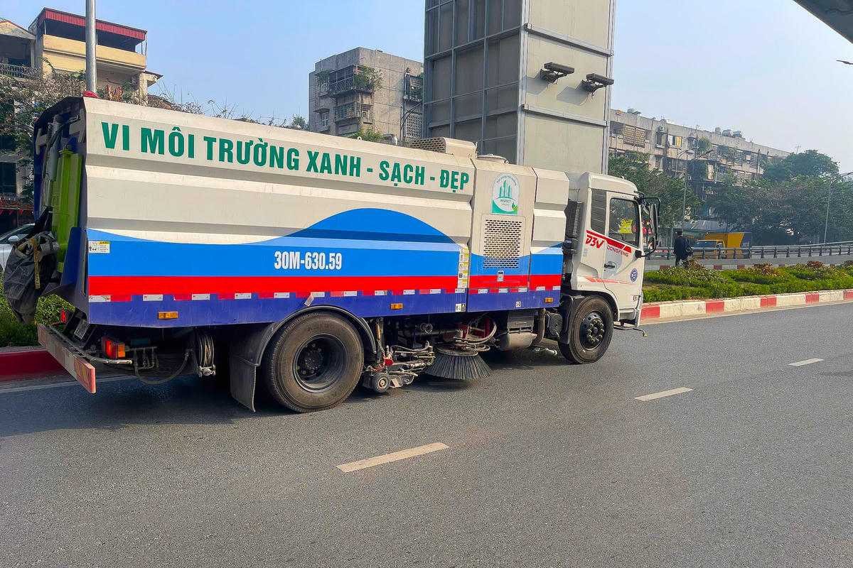 Việc quét, hút, rửa đường được duy trì hằng ngày.

