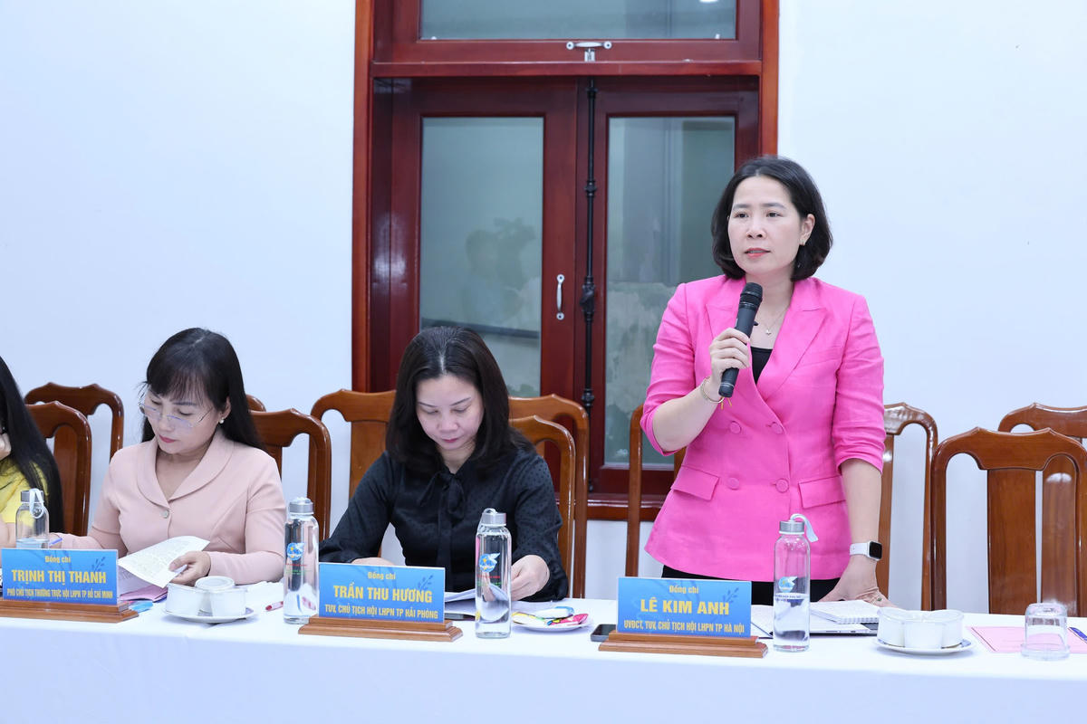 Lãnh đạo Hội Liên hiệp Phụ nữ thành phố Hà Nội phát biểu ý kiến tại hội nghị. 
