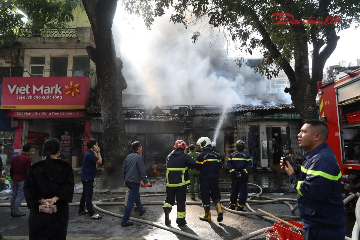 Khoảng 13h30, ngày 10/12&nbsp;ngọn lửa bất ngờ bùng phát ở ngôi nhà cấp 4&nbsp;số 168 phố Lò Đúc, Hà Nội, khiến nhiều người hoảng sợ.