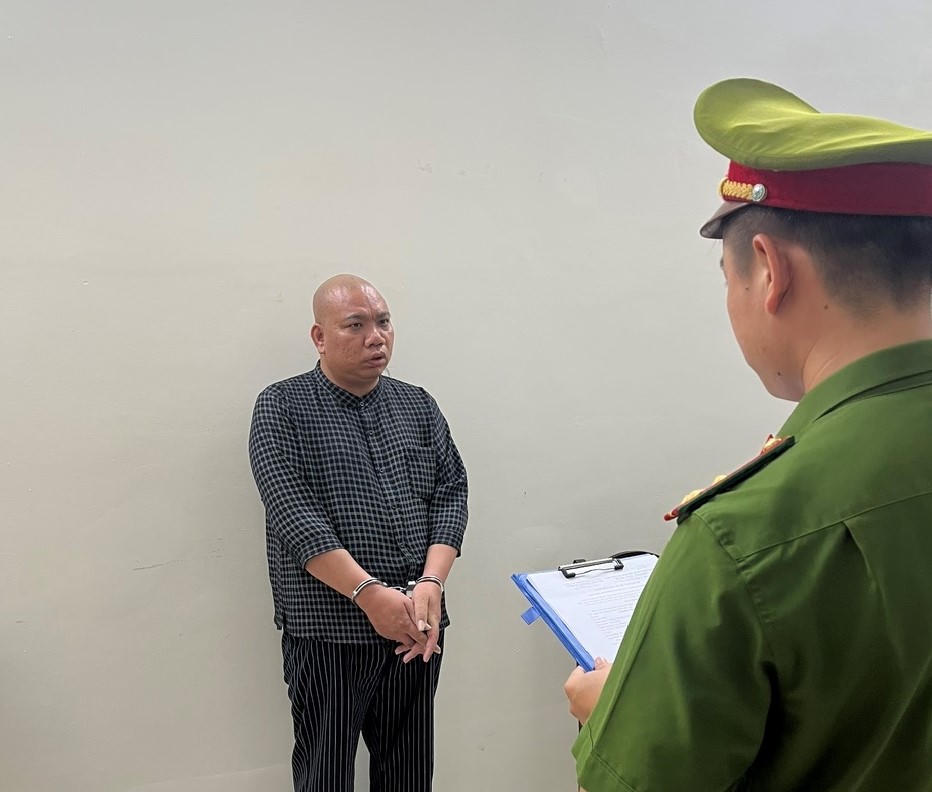 Công an TP Đà Nẵng đọc quyết định bắt tạm giam đối với Nguyễn Văn Điệp. Ảnh: CV.