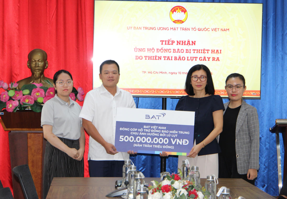 Ông Nguyễn Hải Nam,&nbsp; Phó Chánh Văn phòng Uỷ ban Trung ương Mặt trận Tổ quốc Việt Nam, phụ trách Phòng Quản trị 2 tiếp nhận ủng hộ từ đại diện BAT Việt Nam. Ảnh: Q.Đ.