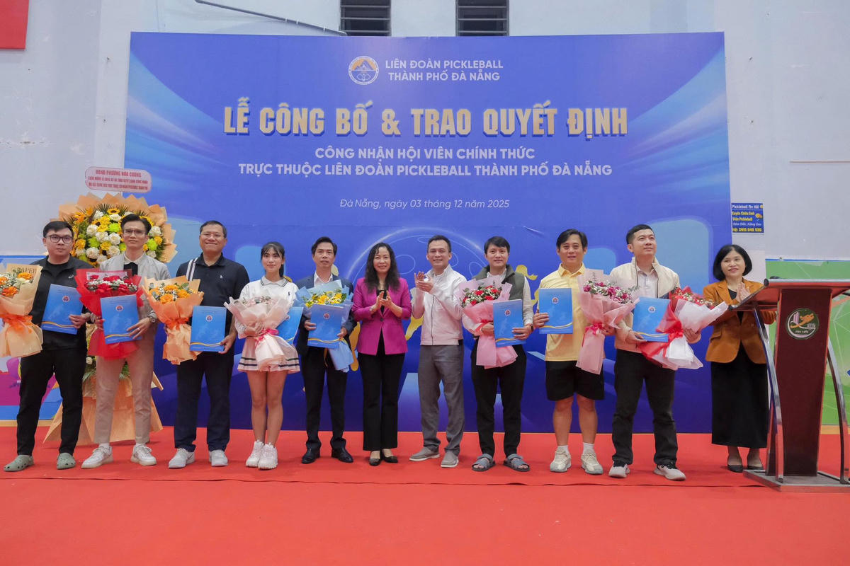 Bà Trương Thị Hồng Hạnh, Giám đốc Sở Văn hóa, Thể thao và Du lịch cùng ông Nguyễn Bá Cảnh, Phó Chủ tịch Thường trực Liên đoàn Pickleball TP Đà Nẵng trao quyết định cho các CLB. Ảnh: Nguyễn Tú.&nbsp;
