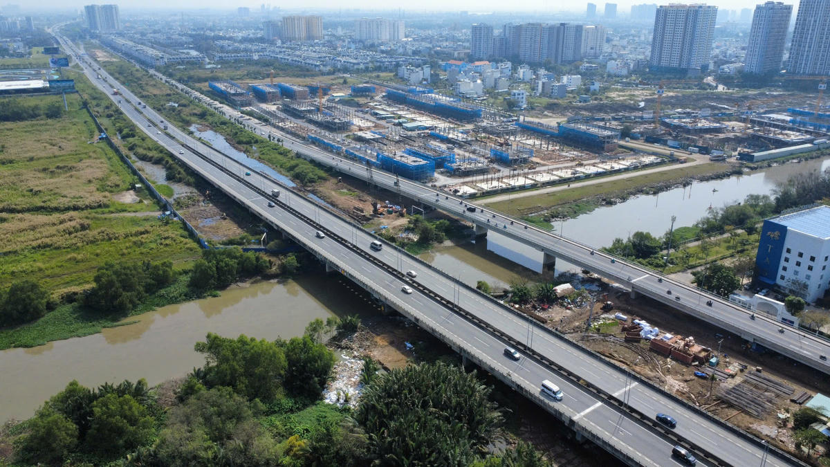 Đoạn đường này là "nút cổ chai" thường xuyên ùn tắc do nằm trên trục cao tốc Bắc-Nam, nối từ TP Hồ Chí Minh đi sân bay Long Thành. Ảnh: Đ.Xá.