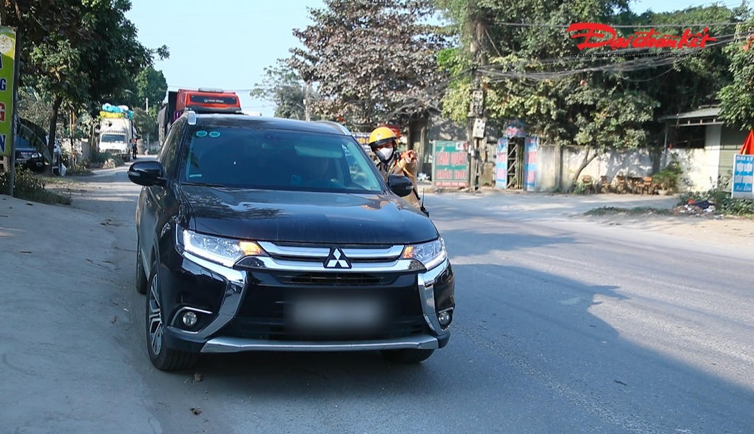 Tài xế xe ô tô mang BKS 30F: 796.XX viện đủ lý do để tránh bị xử lý, nhưng sau khi được lực lượng chức năng xem qua hình ảnh vi phạm tài xế đã "tâm phục khẩu phục" ký vào biên bản.