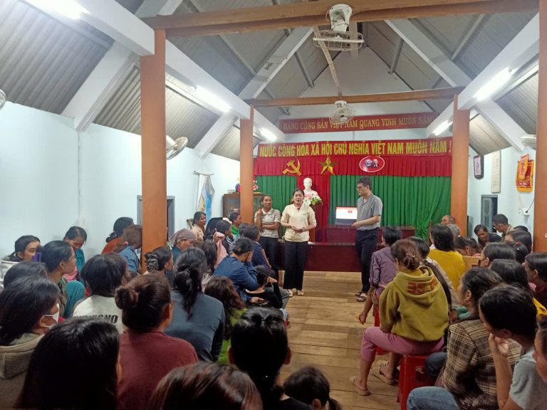 Ban đầu, không ít người lớn tuổi và đồng bào dân tộc thiểu số còn ngại thao tác, nhưng nhờ sự hướng dẫn tận tình, kiên nhẫn của tổ tuyên truyền, bà con đã mạnh dạn thực hành, vui mừng khi “chạm tay vào công nghệ” và tự mình truy cập các dịch vụ tiện ích ngay trên điện thoại.&nbsp;Ảnh: hoason.gov.vn