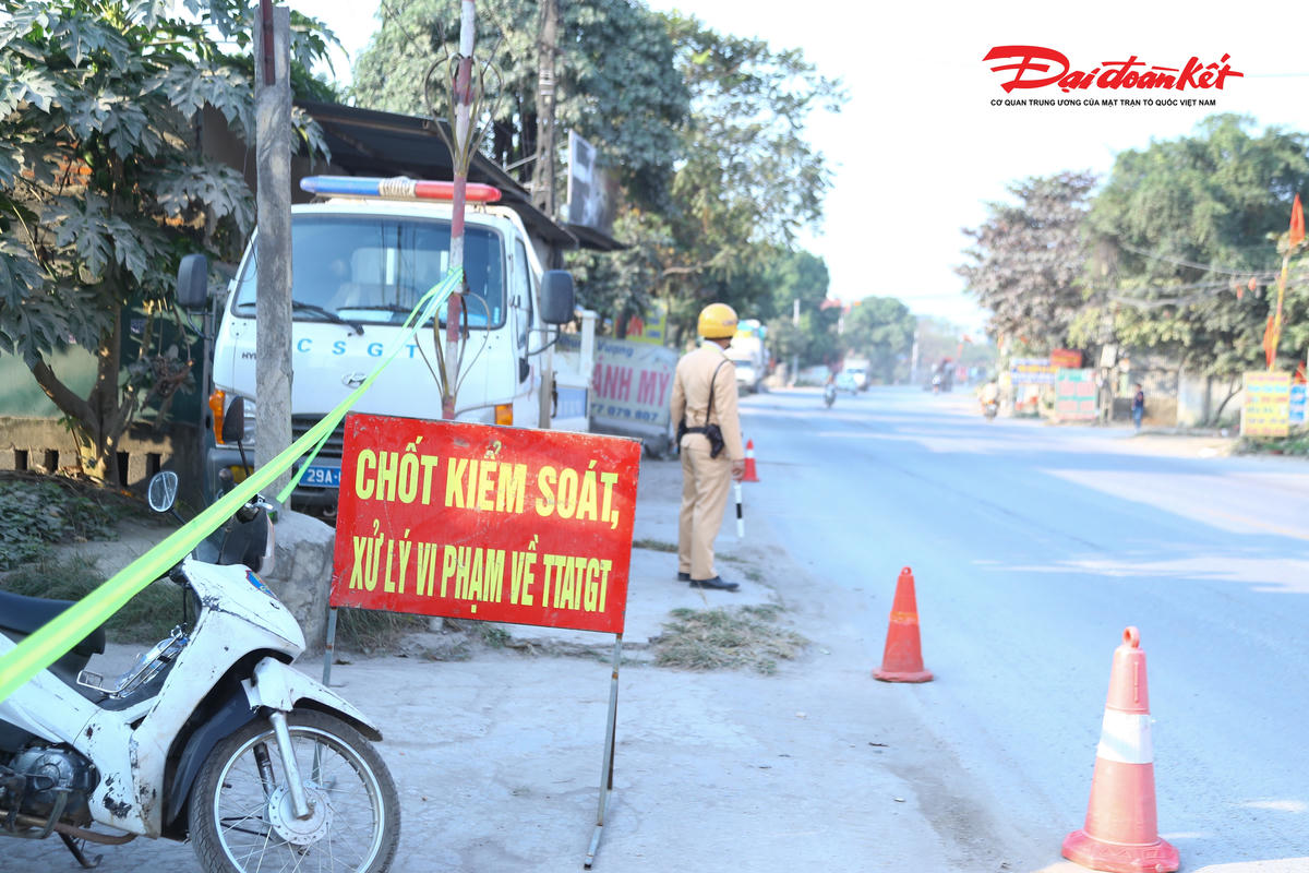 Thời điểm cuối năm, lưu lượng phương tiện di chuyển trên các tuyến đường huyết mạch vào nội thành Hà Nội thường tăng cao, nhất là xe tải, xe khách chở hàng hóa và hành khách dịp lễ, Tết. Để hạn chế tai nạn giao thông, Đội CSGT số 12 sẽ tiếp tục tăng cường lực lượng, duy trì tuần tra liên tục cả ngày lẫn tối, tập trung vào khung giờ cao điểm và các điểm được xác định là “điểm đen” về vi phạm tốc độ.