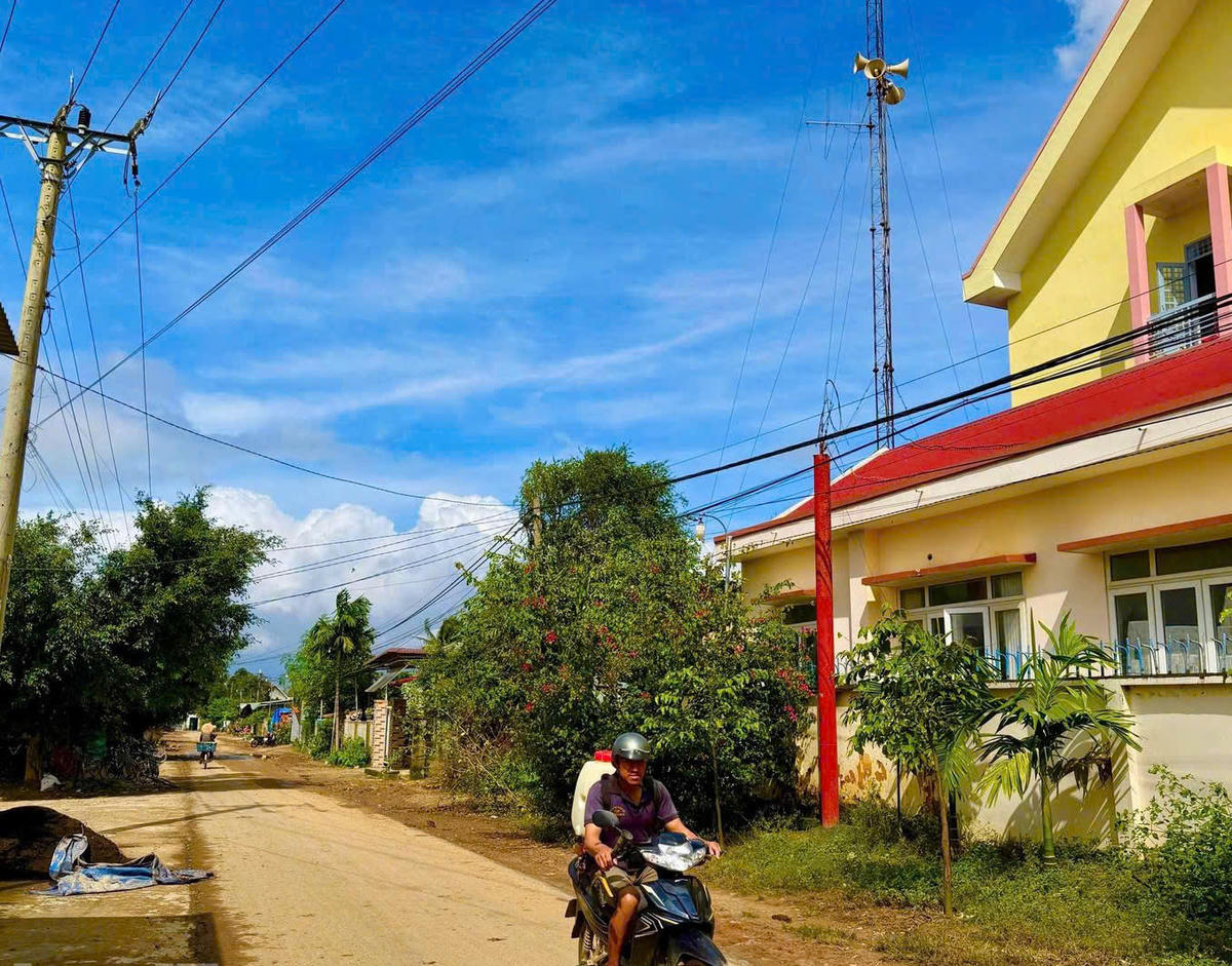 Hệ thống loa truyền thanh, cụm loa di động được sử dụng hiệu quả để đưa thông tin chính sách, pháp luật và kiến thức sản xuất đến từng thôn, buôn ở xã Hòa Sơn, Đắk Lắk. Ảnh: NG